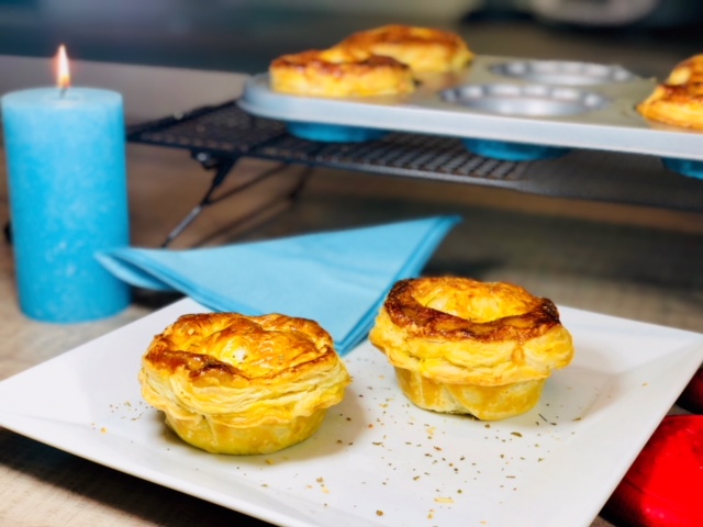 Diese mit Hackfleisch gefüllten Mini Pies können sowohl als Vorspeise aber auch mit einem großen bunten Salatteller als Haupftspeise serviert werden. Natürlich schmecken diese Blätterteigtaschen die herzhaft gefüllt sind frisch am leckersten, aber sollten