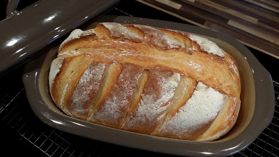 Ein klasse Brot mit einer unbeschreiblichen Knsuperkruste aus dem kleinen Zaubermeister Lily von Pampered Chef®. Anschneiden und Butter drauf - reinbeißen und nur noch geniesen. Ein Steinbackofenbrot aus dem Brotbacktopf von Pamperedchef®