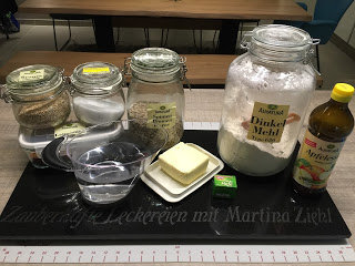 Hier siehst du wie ich mir alle Zutaten und Produkte von Pampered Chef herrichte um mit dem Brotbacken zu beginnen...