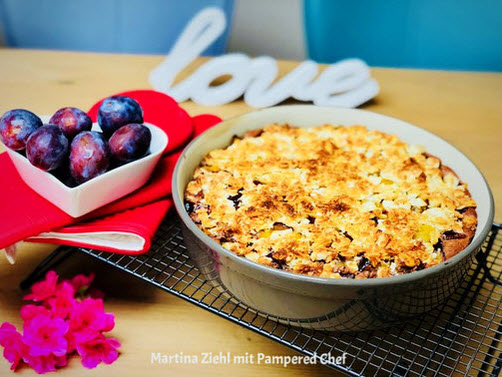 Zart schmelzende Schokolade trifft auf saftige Zwetschgen mit leckeren Mandel Kokos Streusel Krüstchen, dieser Kuchen ist ein Gedicht auf jeder Kaffeetafel. Gebacken habe ich diesen Kuchen in der runden Ofenhexe® der runden Stoneware Kuchenbackform