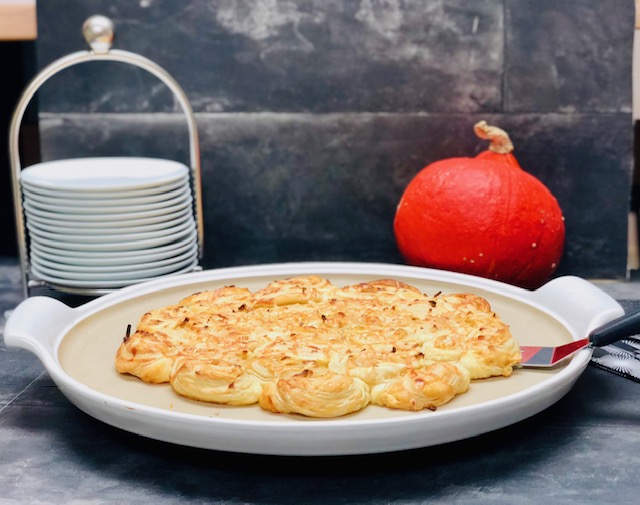 Du brauchst ganz schnell was leckeres auf dem Tisch? Dann ist dieses Rezept genau das Richtige für dich - Blätterteig Zwiebel Schnecken gebacken auf der großen runden Form der White Lady von Pampered Chef®