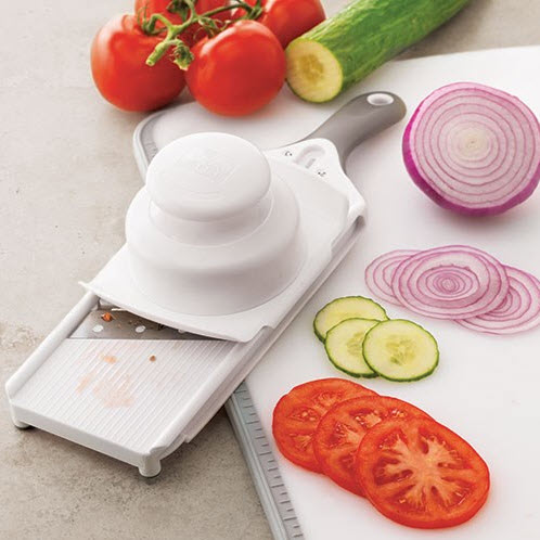 Beim kleinen Küchenhobel von Pampered Chef kannst du die schneide zur sicheren Aufbewahrung einfahren und somit besteht keine Gefahr mit für deine Finger wenn du in die Schublade greifst...