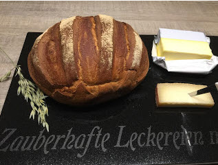 So ein knuspriges Landbrot bekomme ich nur aus dem original Ofenmeister von Pampered Chef. Dieses Rezept stammt von der Bloggerin Herzelieb und ich habe es in meiner Stoneware nachgebacken. Hervorragendes selbst gebackenes Landbrot.