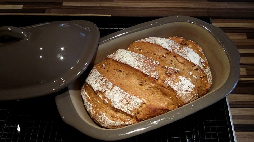 Hier siehst du ein wunderbares selbstgebackenes Walnuss-Karotten-Brot aus dem kleinen Zaubermeister Lily von Pamperdchef