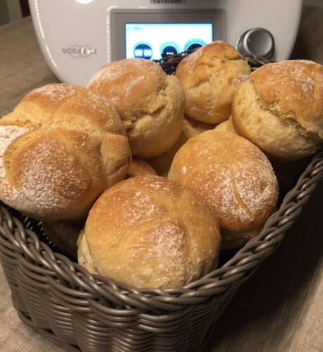 Schnell gebackene Bäckerbrötchen mit den Produkten von Pamperedchef® Muffinform-Pamperedchef
