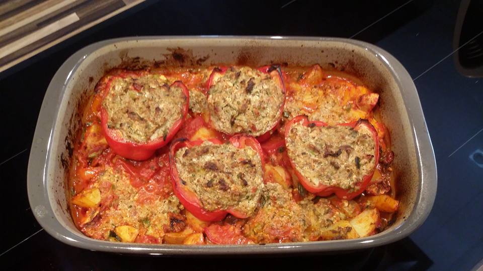 Gefüllte Paprika mit Fetakäse und Gemüse in der großen Ofenhexe und dem Thermomix zubereitet Es gibt so Gerichte die mich an meine Kindheit erinnern.