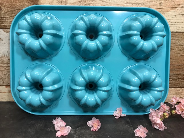 Hier siehst du eine Backform mit 6 kleinen Mini-Gugelhupfe 