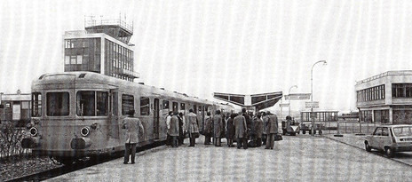 Années 1960 - letramway reliant le centre ville et l'aéropor
