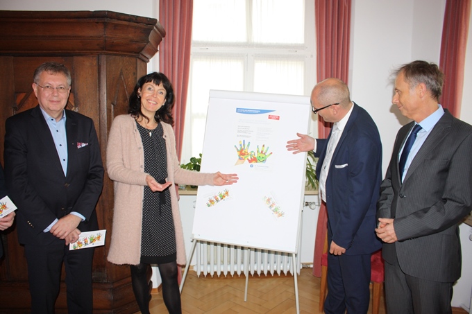 Die neue St.-Franziskus Grundschule Neuburg im Profil: Presse- und Mediengespräch 06.11.2017. v.l.n.r.: Vors. des Stiftungskuratoriums Ludwig Schlosser, Schulleiterin Annette Kürzinger, Schulwerksdirektor Peter Kosak, Stiftungsvorstand Anton Haberer