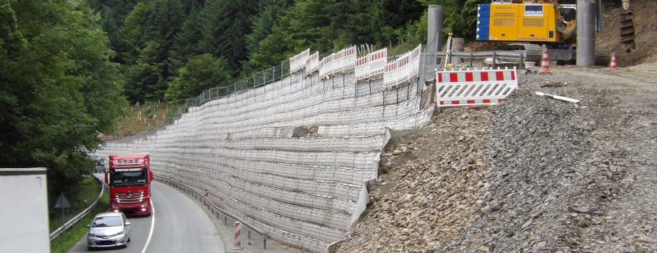 System KBE Grün S für einen temporären Stützdamm / Arbeitsebenen an der B62 Hilchenbach