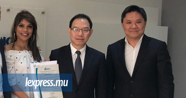 Le Smart City Certificate remis au promoteur. De g.à d. : Emilie Oliver, Business Development Director de HPL, Cyril How Kin Sang, CEO et Laval Wong Chin, MD, Chantier de Plaisance. 