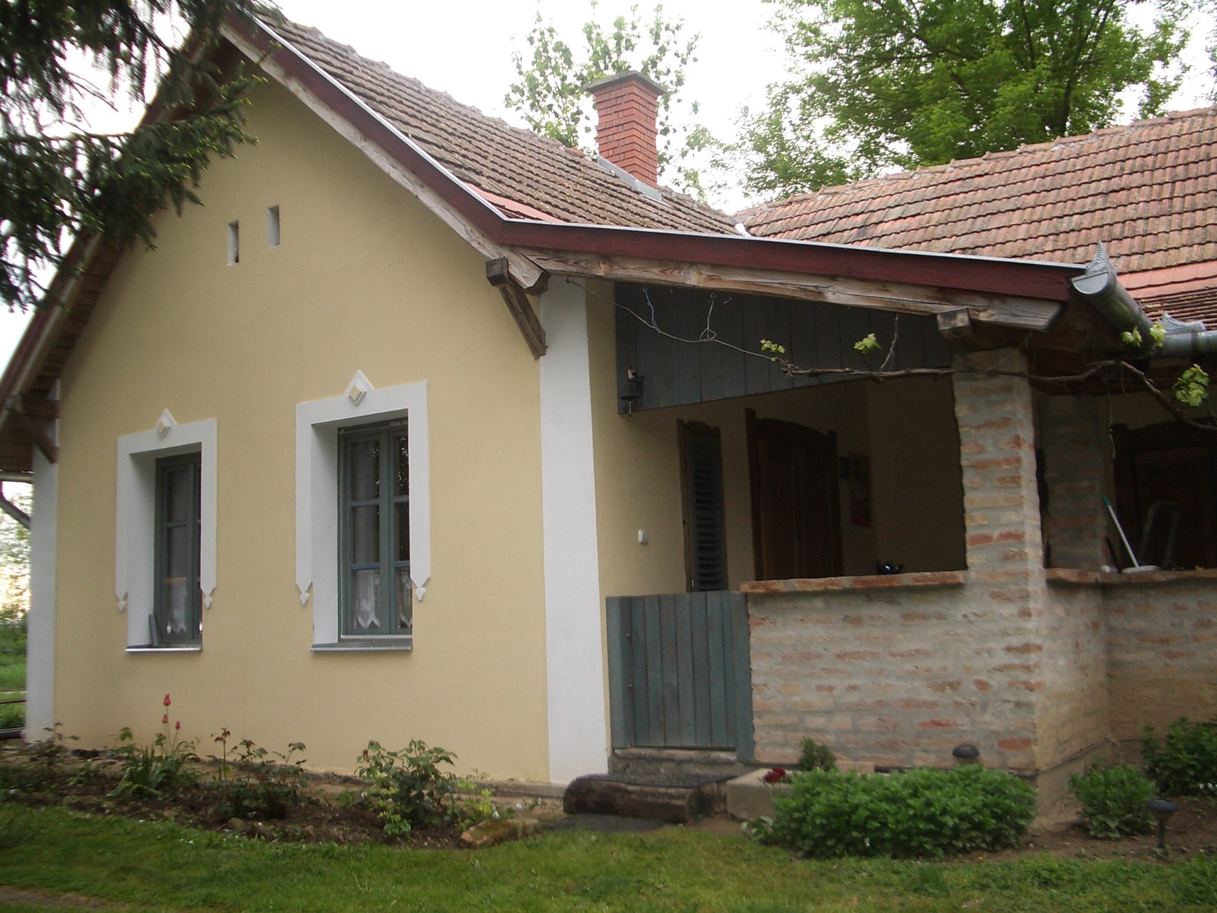 Ferienhaus mit Giebel und Verandazugang