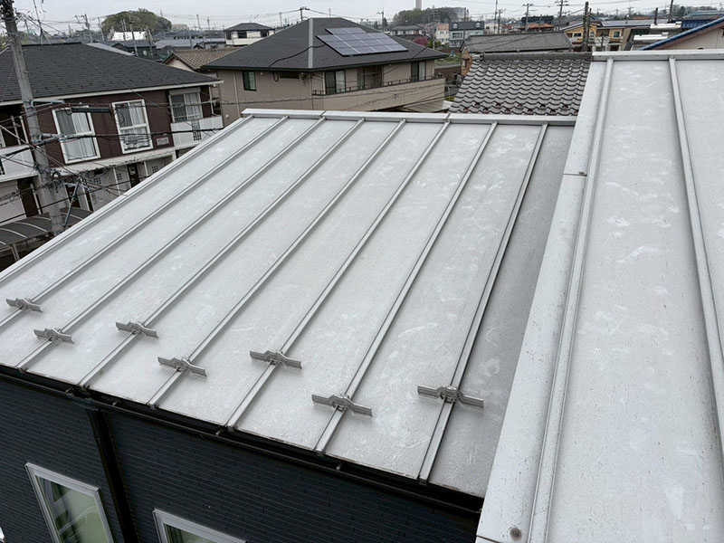 塗替え前のガルバリウム屋根材