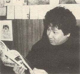 El maestro Kurumada totalmente concentrado y sorprendido mientras lee la June.