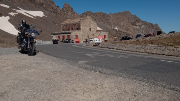 Auf dem Pass ein Souveniershop, staurant, welcher seit Dekaden geschloßen ist