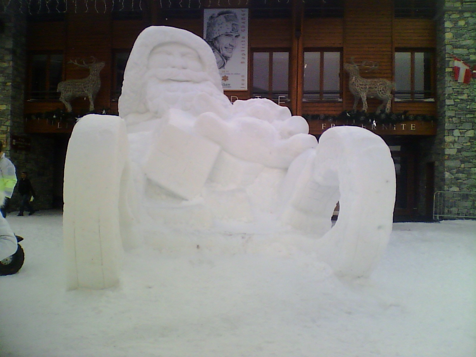 Sculpture sur neige sur la place de la Mairie