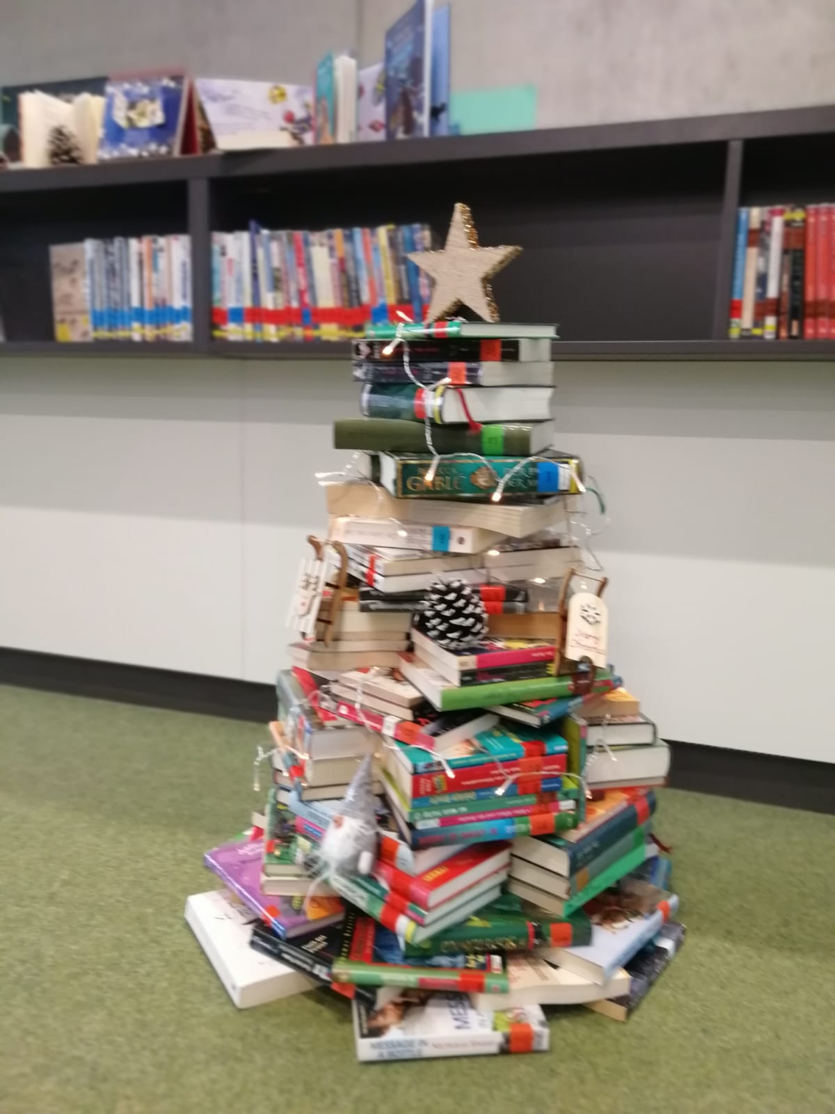 Vorweihnachtliche Stimmung auch in unserer Bibliothek
