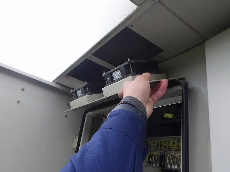 直流電源装置の冷却ファン取替をしました