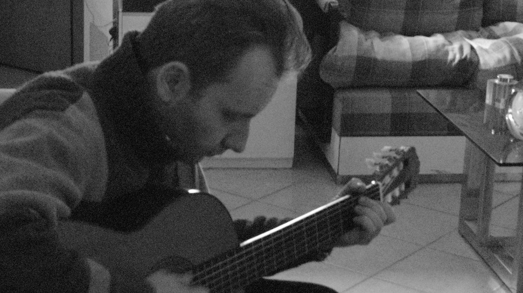 Musicista che suona la chitarra