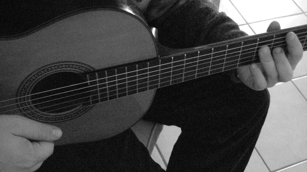 Musicista con chitarra III dettaglio