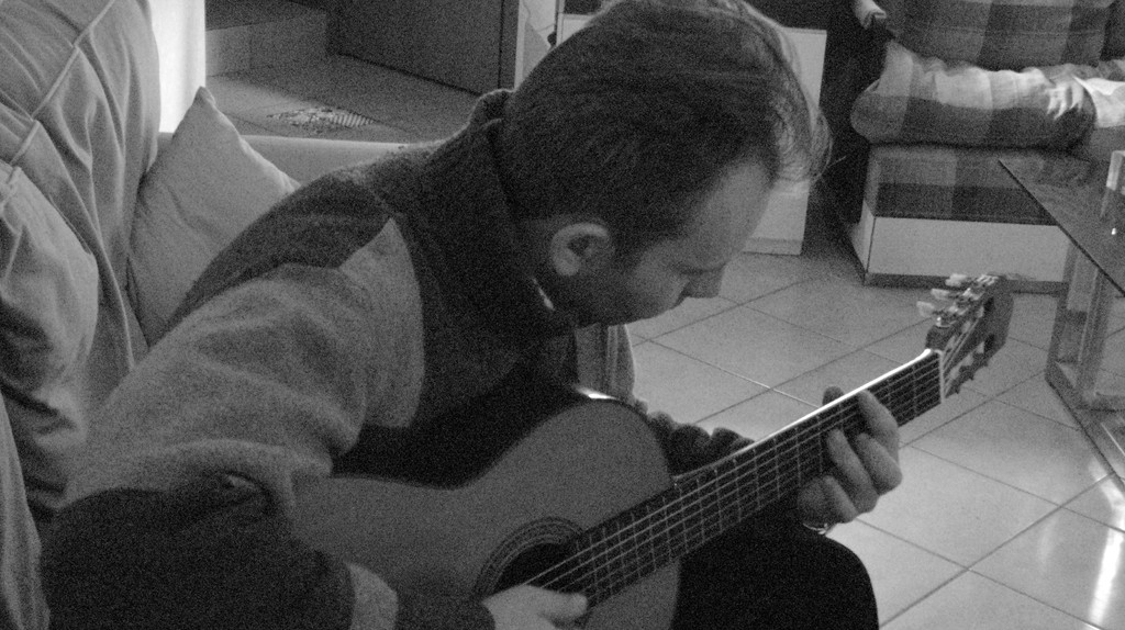 Musicista che compone con il suo strumento