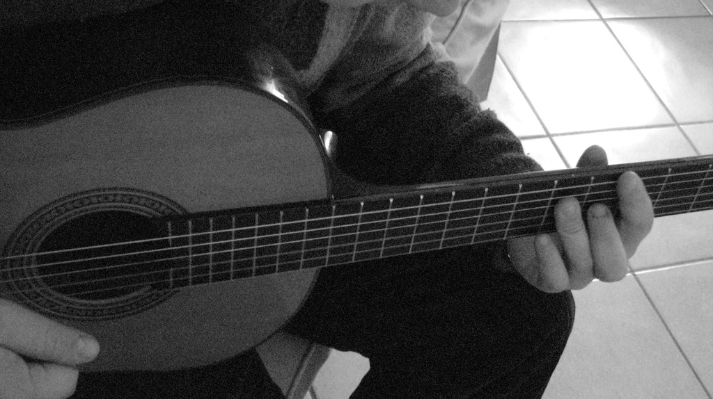Musicista con chitarra II dettaglio