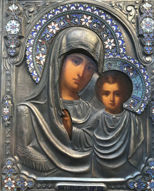 Antike orthodoxe ikone der Gottesmutter mit Christuskind im kuntvoll verzierten Silberoklad mit fabriger Emaille. Hochwertige Ausführung mit feinen Details.
