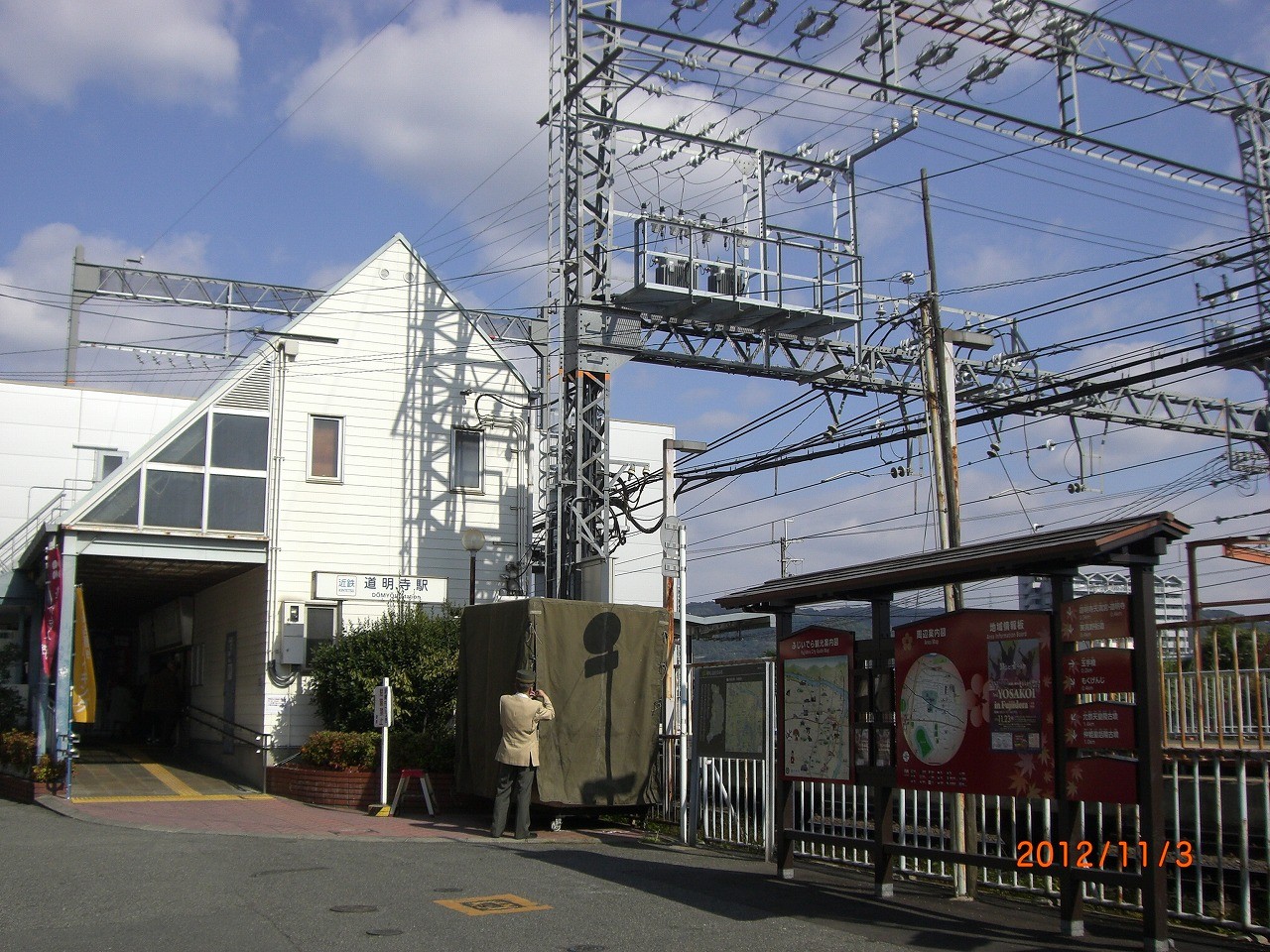 01_道明寺駅　駅降りると周辺を案内する大きな看板がある