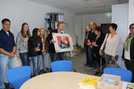 Schüler, Lehrer und Mitarbeiter übergeben Bildgeschenk. (Foto: Johann Eisfeld)