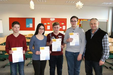 Die Sieger des Mathematikwettbewerbes erhalten von Fachleiter Johann Eisfeld die Urkunde: (v.l.n.r.) Fabiano Göbel, Lena Benner, Sascha Wege (alle 8RH2) und Luca Meyer (8RH1)