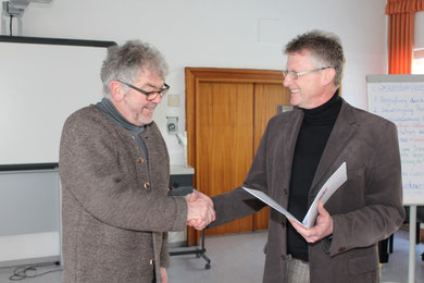 Schulleiter Heiko Bickel überreicht Vorgänger Bernd Seipel die Dankesurkunde.