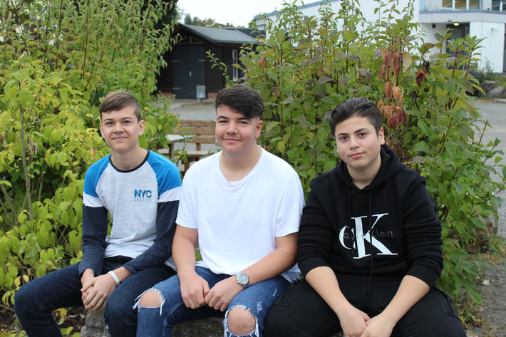 Die neugewählte Schülervertretung (SV): Jonathan Weiershausen (Vertreter), Ibrahim Gündüz (Schulsprecher), Furkan Kisla (Vertreter).