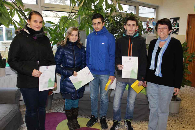 Vivien Schmidt, Sarina Göbel, Oktay Danismann, Tim Benner, Petra Gombert (Fachleiterin Mathematik)