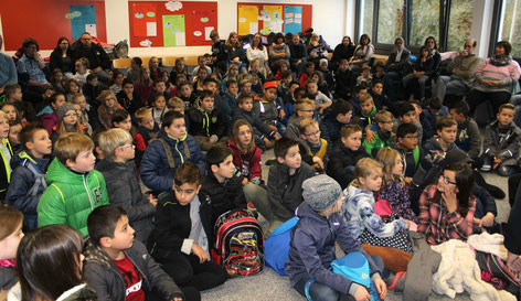 Großer Andrang bei der Begrüßung in der Aula.