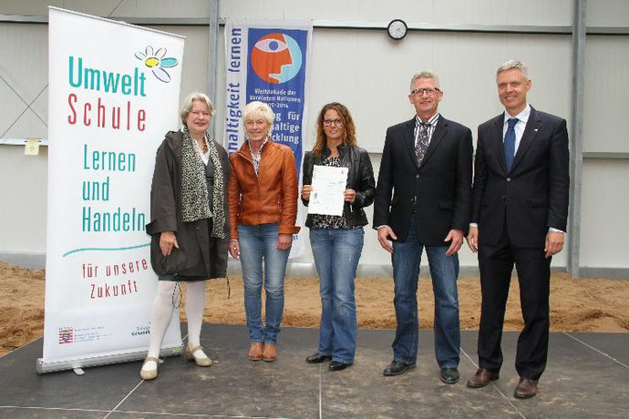 Umweltstaatssekretärin Dr. Beatrix Tappeser, Umweltkoordinatorinnen Karin Michna-Karpf und Daniela Hasenauer, Rektor Heiko Bickel, Kultusstaatssekretär Dr. Manuel Lösel