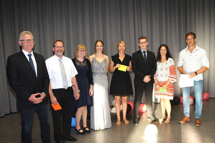 Wurden als Klassenbeste geehrt: Antonia Peter (3.v.l), Emelie Petri (10R2) und Elias Sommerfeld (10R1).