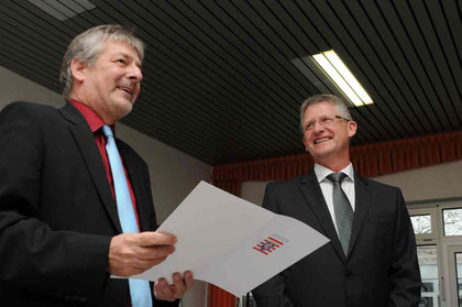 Seit dem 1. Oktober ist Heiko Bickel (r.) neuer Rektor der Goldbachschule. Die Urkunde dafür gab es von Dr. Michael Jung in einer Feierstunde in der Aula.