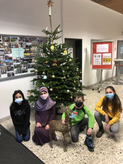 Ceren, Hymeyra, Paul und Angelina aus der Klasse 5RH1 schmückten in diesem Jahr den Weihnachtsbaum.