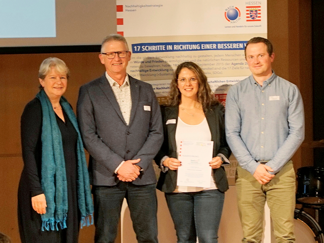 Staatssekretärin des Hessischen Ministeriums für Umwelt, Klimaschutz, Landwirtschaft und Verbraucherschutz, Dr. Beatrix Tappeser, Heiko Bickel (Schulleiter), Daniela Jost (Koordinatorin Umweltschule) und Fabian Kreck (Lehrer).