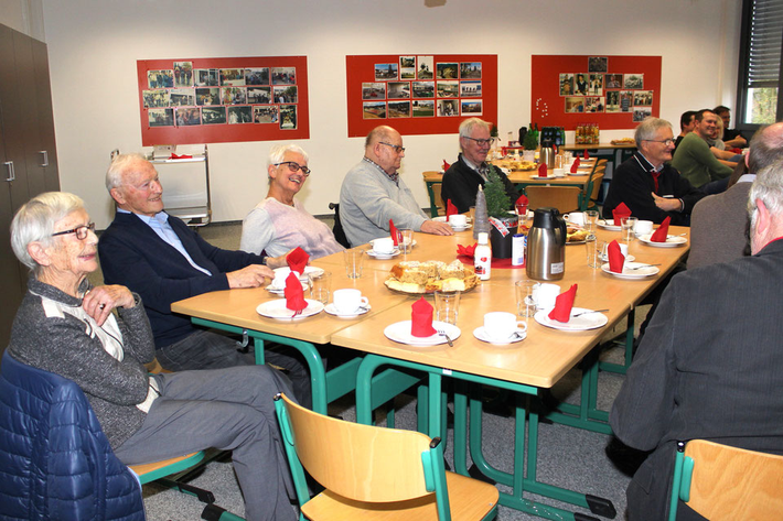 Auch Schulleiterin a.D. Christa Rachow (v.l.) hatte mit Ihren ehemaligen Kolleginnen und Kollegen große Freude an dem vorweihnachtlichen Zusammensein in der Aula der Goldbachschule.