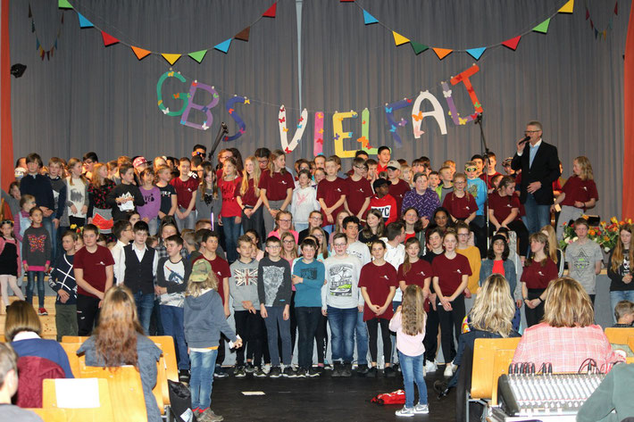 Schüler der Goldbachschule und der Schule am Brunnen begeistern ihre Zuschauer in der Sporthalle.