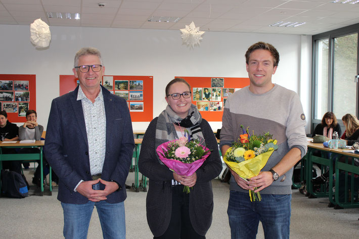 Schulleiter Heiko Bickel begrüßt die neuen Lehrkräfte: Sandra Michel (LiV) und Steffen Kämmerling im Team.