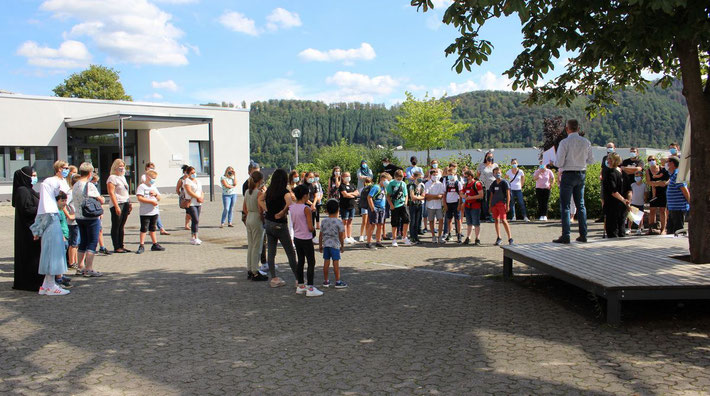 Begrüßung unter freiem Himmel