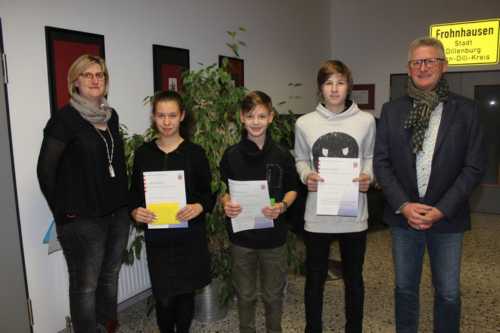 Es gab Urkunden und Gutscheine aus den Händen von Stephanie Hillmann (Pädagogische Leiterin) und Schulleiter Heiko Bickel für (v.l.) Lea Werwai (Schulsiegerin Realschule) Moritz Klein und Niko Scheuer (Schulsieger Hauptschule). Es fehlt: Alex Razka.