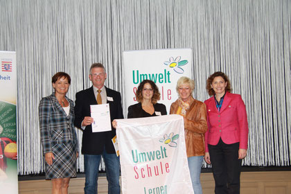 Auszeichnung durch Umweltministerin Puttrich (li.) und Kultusministerin Beer (re.)
