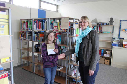 Konrektorin und Deutschlehrerin Stephanie Hillmann gratuliert der stolzen Siegerin.