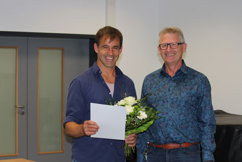 25 Jahre im Schuldienst - Konrektor Markus Sahm (li) erhält die Jubiläumsurkunde aus den Händen unseres Schulleiters Heiko Bickel.