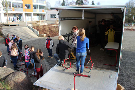 Fleißige Hände beladen den Transporter der Auslandshilfe Wissenbach.