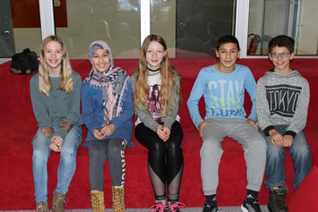 Siegerin der Realschüler Lina Sophie Kretz, Asude Celik, Isabella Dietzel, Sinan Arslan (Sieger Hauptschüler) und Alexander Bomke.