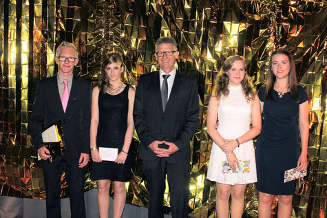 Die Klassenbesten wurden ausgezeichnet: (v.l.) Philemon Knoche (10R2), Jana Scheuer (9H), Schulleiter Heiko Bickel, Sarina Göbel und Mia-Sofie Hain (10R1).